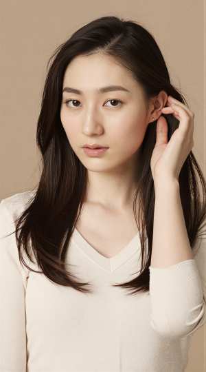 セーター姿の上品女性