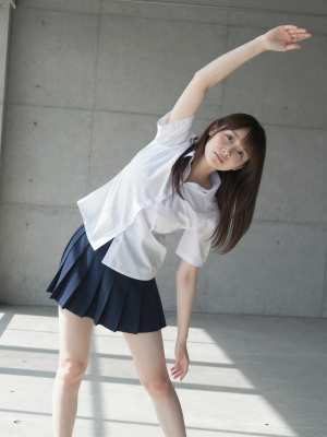 白のシャツを着た女性のポートレート