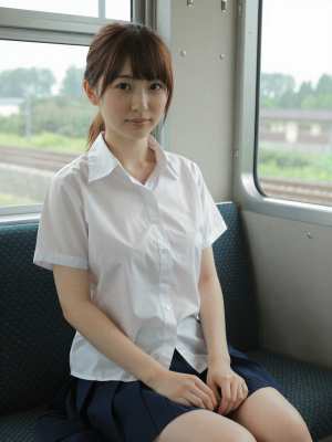 緑シャツ姿の魅力的な女性