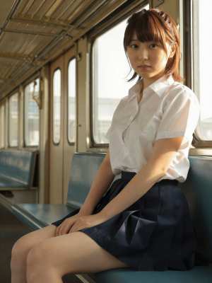 シャツ姿の美しい女性