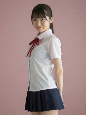 ピンクシャツ姿の笑顔な女性