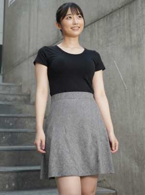 黒シャツを着こなす美女