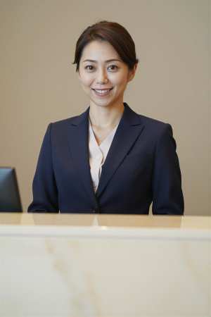 爆乳ブレザー姿のプロフェッショナル女性