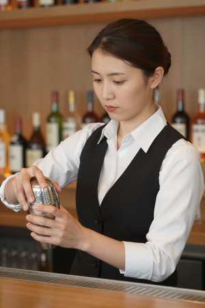 バーでのシャツ姿の女性