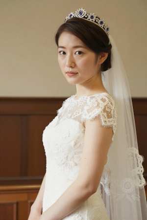 教会でのレース姿の女性