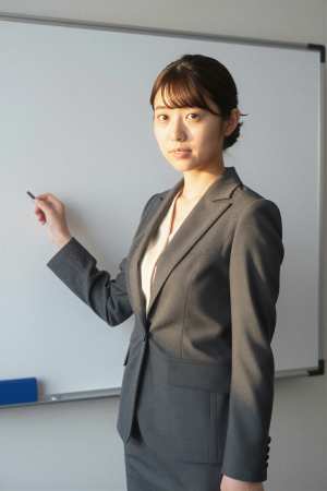 会議室で撮影された女性のポートレート