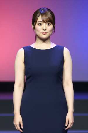 海でのドレス姿の女性