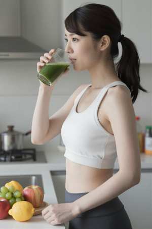 キッチンで撮影された女性のポートレート