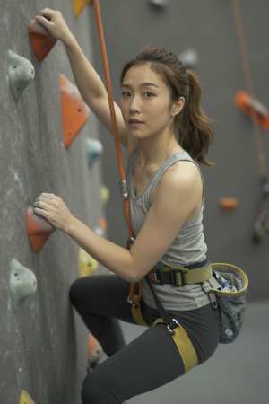 タンクトップ姿の美しい女性