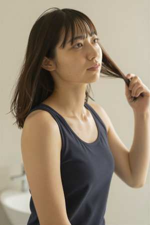 タンクトップ姿の美しい女性