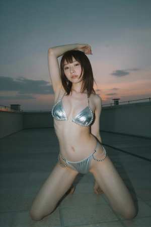 シルバービキニ姿の魅力的な女性