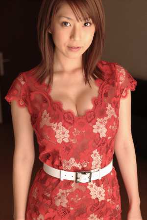 赤レース姿のリラックスな女性