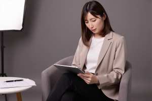 オフィスの白シャツポートレート