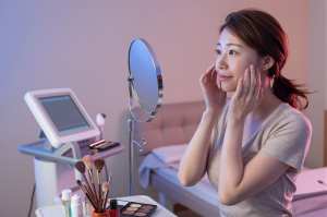 シャツ姿の美しい女性