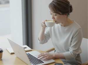 カフェでのブラウス姿の女性