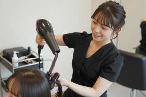 黒のブラウスを着た女性のポートレート