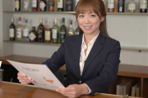 バーで新しいカクテルメニューを紹介