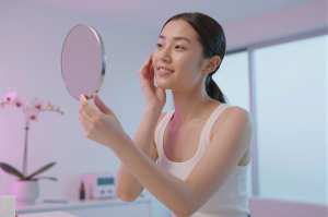 美肌を鏡で確認する女性