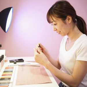 ネイルサロンで爪を整える女性