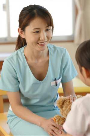 小児病棟で子供と接する看護師