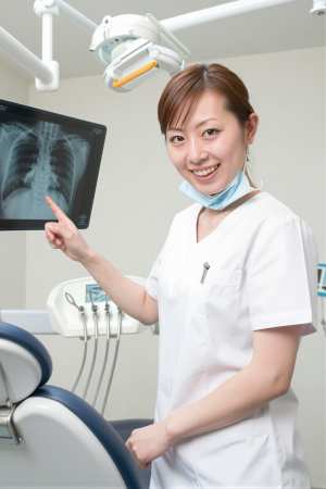 歯科医が説明する診察室