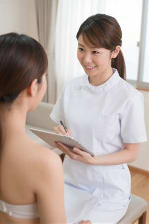 訪問看護でタブレットに記録する看護師