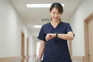 スマートウォッチを確認する看護師