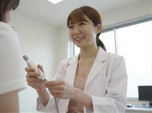 医療機器の使用法を説明する医師