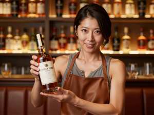 ウイスキーを提供するバーの女性