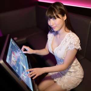 カラオケで選曲する女性