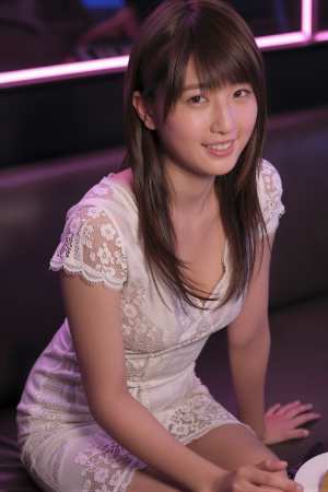 カラオケルームで談笑する女性