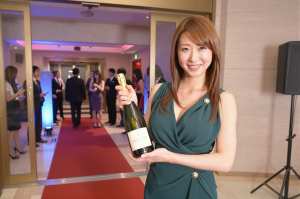 巨乳クラブエントランスでシャンパンを案内する女性