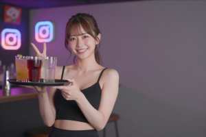 ガールズバー求人で見せる黒制服の笑顔ショット