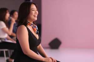 スナック求人でドレスにスカーフの女性