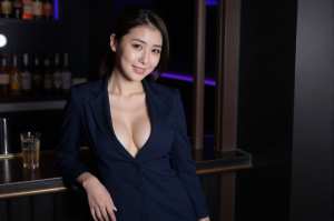 入口のコスプレで招く女性