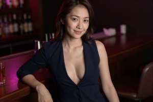 バーカウンターでのシャンパンタワー