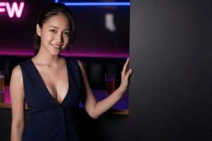 入口のコスプレで招く女性