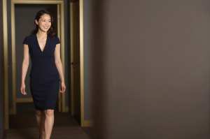 キャバクラ求人・廊下で歩く嬢