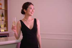 キャバクラ求人・黒ドレスのシャンパン