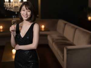 キャバクラ求人・黒ドレスのシャンパン