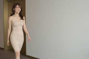 キャバクラ求人・廊下を歩く姿