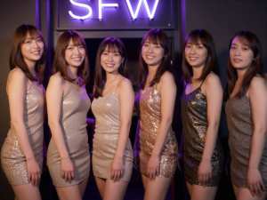 求人：ネオン輝く入口で