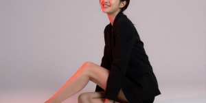 求人: クールな座り姿