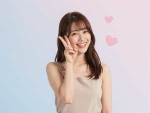 ガールズバー求人！ピースサインでキュート