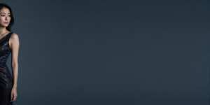 求人バナー素材：青背景と魅力的なドレス姿