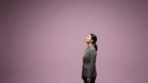 求人バナー素材：紫ピンクと働く女性