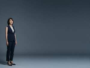 求人バナー素材：青い空と働く女性