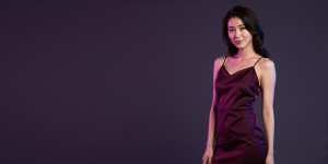 求人バナー素材：黒紫背景と魅力的な女性