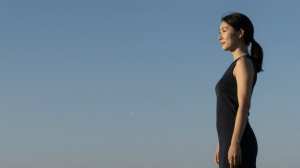 求人バナー素材: ボケと優雅な女性のシルエット