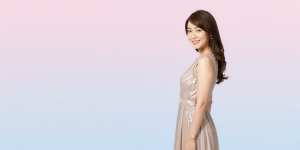 求人バナー素材: スパークルとグラマラス女性